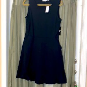 COPY - Black sleeveless dress with pockets!